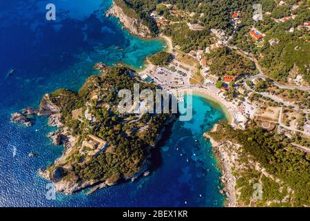 Vue aérienne sur la station balnéaire méditerranéenne en Grèce. Magnifique lagon dans le village de Paleokastritsa sur l'île de Corfou. Belle eau de mer Banque D'Images