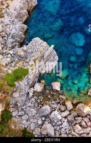 Antenne de falaises et de récifs océaniques en Méditerranée. Belle crête de roche déchiquetée sur la côte de la Grèce Banque D'Images