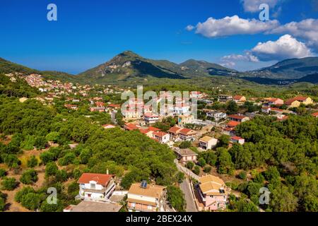 Antenne du village grec méditerranéen Áyios Matthaíos. Agios Matthios d'un drone. Une ville au centre de l'île de Corfou avec de vieux bâtiments et un toit rouge Banque D'Images