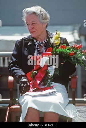 1982 - Mme Lewis B. Extracteur, marraine du navire, à l'écoute au cours de la cérémonie de mise en service pour la frégate lance-missiles USS LEWIS B. PULLER (FFG-23). Banque D'Images