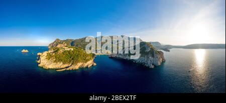 Panorama aérien de Paleokastritsa, Corfou Grèce. Paleokastritsa entier tiré de l'air. Paysage grec. Banque D'Images