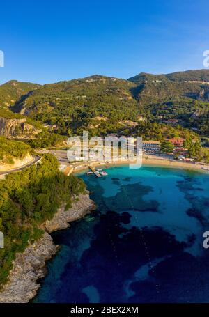 Vue aérienne de Paleokastritsa sur l'île de Corfou en Grèce. Plage magnifique sur une île de la Méditerranée grecque. Banque D'Images