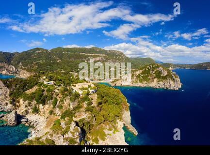 Magnifique lagon en Grèce paysage aérien. Vue sur Paleokastritsa à Corfou. Îles Ionienne nature Banque D'Images
