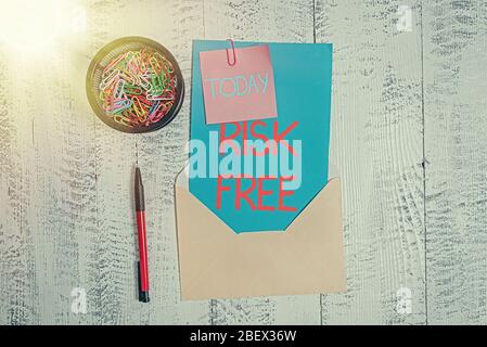 Écriture conceptuelle manuelle sans risque. Concept signification utilisée pour décrire quelque chose qui n'implique pas de danger enveloppe lettre collant note bal Banque D'Images