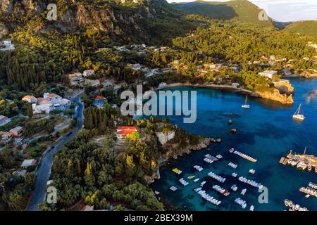 Vue aérienne sur un magnifique lagon en Grèce, Corfou. Paysage de Paleokastritsa d'un drone. Nature méditerranéenne Banque D'Images