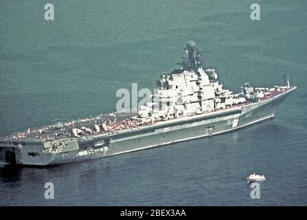 1982 - Un port trimestre vue du missile soviétique V/STOL porte-avion KIEV (CVHG). Banque D'Images