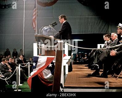 1982 - La sénateur Pete Domenici, C. R-Nouveau Mexique, parle au cours de la cérémonie de lancement du sous-marin d'attaque à propulsion nucléaire ALBUQUERQUE (SSN-706). Banque D'Images