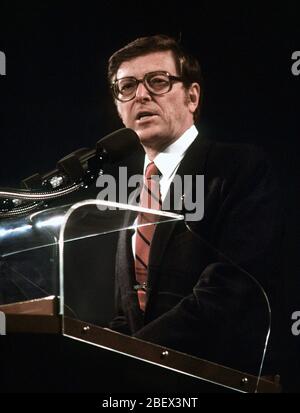 1982 - La sénateur Pete Domenici, C. R-Nouveau Mexique, parle au cours de la cérémonie de lancement du sous-marin d'attaque à propulsion nucléaire ALBUQUERQUE (SSN-706). Banque D'Images