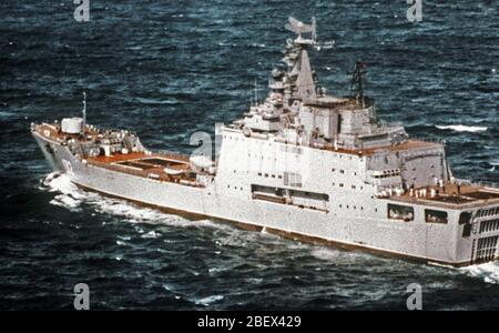 1982 - Un port trimestre Vue d'un classe soviétique Ivan Rogov dock transport d'assaut amphibie en cours. Banque D'Images