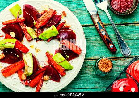 Salade de carottes caramélisées, avocat, betteraves et noix. Banque D'Images