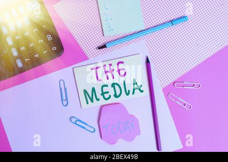 Écriture conceptuelle montrant le média. Concept signifiant principaux moyens de communication de masse qui sont considérés collectivement écriture des équipements et des plai Banque D'Images