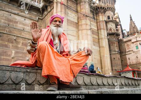 Tir à faible angle d'un sadhu baba assis sur les ghats de la rive du Ganga River, Varanasi, Inde Banque D'Images