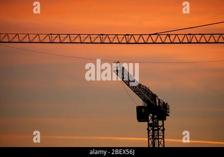 Augsbourg, Allemagne. 16 avril 2020. Des grues d'un grand chantier sont debout au lever du soleil. Crédit: Karl-Josef Hildenbrand/dpa/Alay Live News Banque D'Images