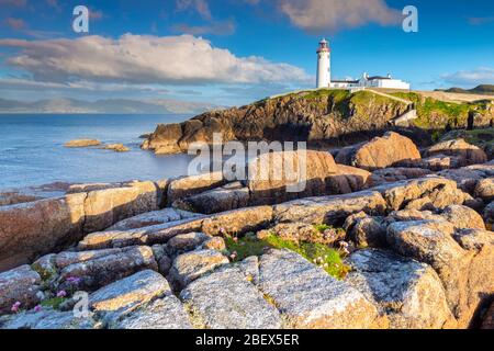 Vue sur un coucher de soleil coloré au phare de Fanad Head (Fánaid), County Donegal, région d'Ulster, Irlande, Europe. Banque D'Images