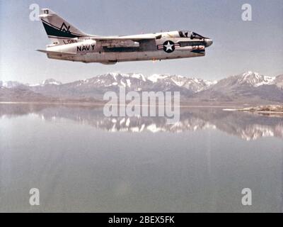 1981 - Un avion vue côté droit d'un Naval Air Réserver Attack Squadron 305 (VA-305) un avion Corsair II-7B Banque D'Images