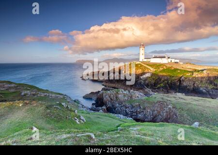 Vue sur un coucher de soleil coloré au phare de Fanad Head (Fánaid), County Donegal, région d'Ulster, Irlande, Europe. Banque D'Images