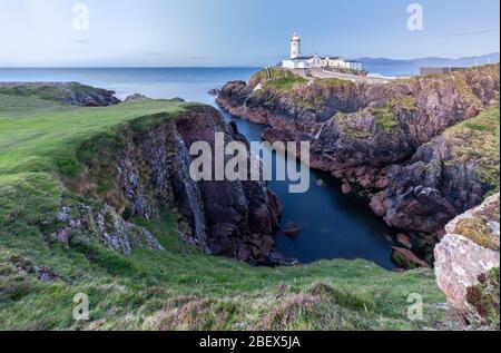 Vue sur le phare de Fanad Head (Fánaid), Comté de Donegal, région d'Ulster, Irlande, Europe. Banque D'Images