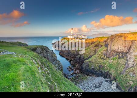 Vue sur un coucher de soleil coloré au phare de Fanad Head (Fánaid), County Donegal, région d'Ulster, Irlande, Europe. Banque D'Images