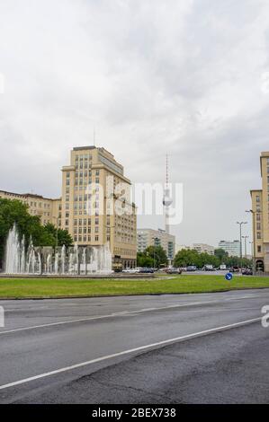 Strausberger Platz, avec la tour de télévision en arrière-plan, à Berlin, en Allemagne Banque D'Images