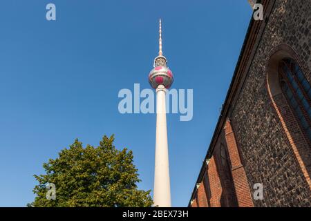 La tour de télévision (connue sous le nom de Fernsehturm en allemand) à Berlin décorée pour la coupe du monde 2006 Banque D'Images