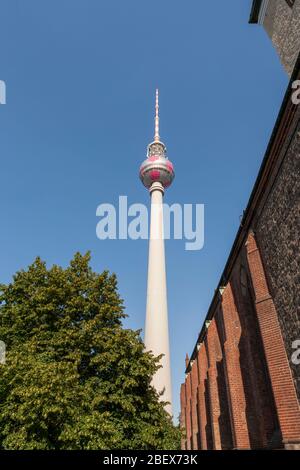 La tour de télévision (connue sous le nom de Fernsehturm en allemand) à Berlin décorée pour la coupe du monde 2006 Banque D'Images