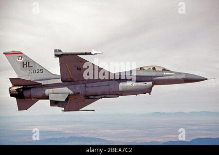 1981 - Un avion vue côté droit d'un F-16A Fighting Falcon avion transportant un missile Sidewinder AIM-9J pendant l'exercice Boarder Star '81 Banque D'Images