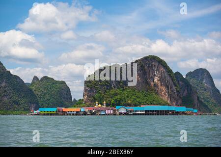 Village flottant de pêcheurs musulmans de Koh Panyi dans la baie de Phang Nga, Thaïlande. Lieu de déjeuner populaire pour les touristes après avoir visité l'île James Bond, Phang ng Banque D'Images