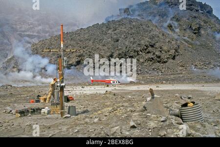 Installation d'une station sismique au cratère du Mont Saint Helens 1981 dôme de lave. L'USGS, conjointement avec l'Université de Washington, l'entretien des stations sismiques au Mont Saint Helens. Une augmentation de la sismicité (tremblements de terre) est souvent le premier précurseur de l'approche d'éruption. Banque D'Images