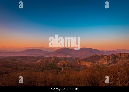 Vue panoramique sur le magnifique lever du soleil sur les incroyables formations rocheuses de Belogradchik, une ville historique du nord-ouest de la Bulgarie Banque D'Images