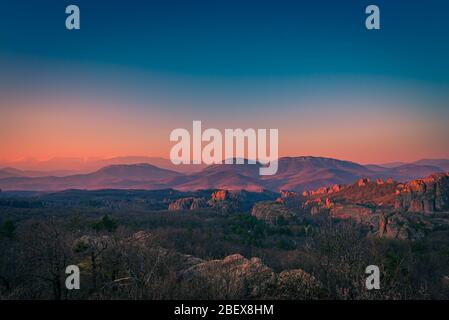 Vue panoramique sur le magnifique lever du soleil sur les incroyables formations rocheuses de Belogradchik, une ville historique du nord-ouest de la Bulgarie Banque D'Images