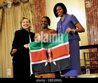 La secrétaire d'Etat américaine Hillary Clinton et la Première Dame Michelle Obama stand avec Honoree Ann Njogu du Kenya lors de la 2010 International Women of Courage Awards au département d'État des États-Unis le 10 mars 2010. Banque D'Images