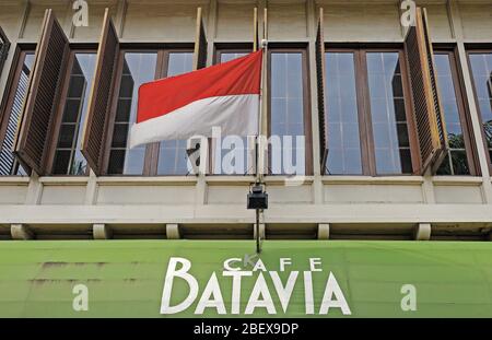 jakarta, indonésie: 2008.12.08: drapeau indonésien au-dessus de l'entrée du célèbre café batavia à taman fatahillah dans la vieille ville de jakarta kota Banque D'Images