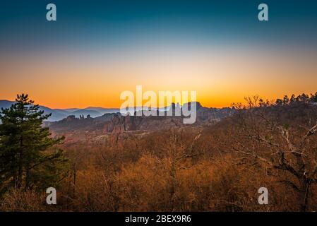 Beau paysage de la tombée de la nuit sur les formations rocheuses uniques dans la ville historique de Belogradchik, au nord-ouest de la Bulgarie Banque D'Images