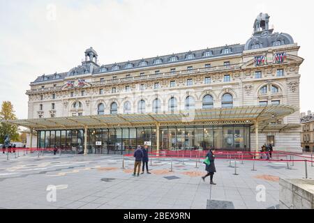 PARIS, FRANCE - 8 NOVEMBRE 2019 : Gare d'Orsay ou Musée d'Orsay avec des gens dans un matin nuageux à Paris Banque D'Images