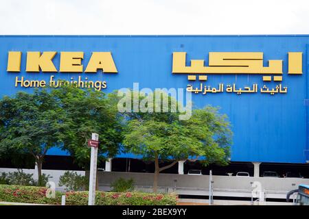 DUBAÏ, ÉMIRATS ARABES UNIS - 21 NOVEMBRE 2019 : IKEA maison ameublement bleu bâtiment avec logo arabe jaune Banque D'Images