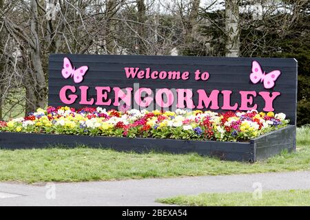 Bienvenue au panneau de glenGormley avec lit de fleurs au printemps Newtownabbatibatibatibatibatibatibatibatibatibati Banque D'Images