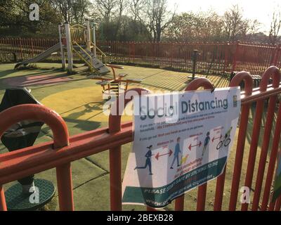 Glasgow, Royaume-Uni, 16 avril 2020. Tôt le matin dans Queen's Park, et des panneaux et des clôtures montrent les restrictions en place dans un parc de jeux pour enfants pour assurer une distance sociale correcte du public, pendant la crise actuelle de santé pandémique de Coronavirus COVID-19. Crédit photo : Jeremy Sutton-Hibbert/ Alay Live News. Banque D'Images