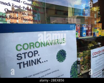 Glasgow, Royaume-Uni, 16 avril 2020. Signes dans une fenêtre de pharmacie pendant la crise de santé pandémique actuelle de Coronavirus COVID-19. Crédit photo : Jeremy Sutton-Hibbert/ Alay Live News. Banque D'Images