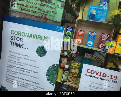 Glasgow, Royaume-Uni, 16 avril 2020. Signes dans une fenêtre de pharmacie pendant la crise de santé pandémique actuelle de Coronavirus COVID-19. Crédit photo : Jeremy Sutton-Hibbert/ Alay Live News. Banque D'Images