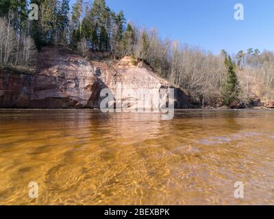 Charmant paysage printanier avec falaises de grès sur la rive de la rivière, eau de rivière fluide et claire, falaises de Kuku, rivière Gauja, Lettonie Banque D'Images