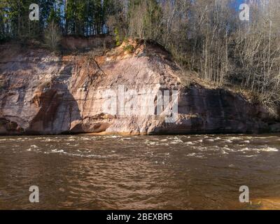 Charmant paysage printanier avec falaises de grès sur la rive de la rivière, eau de rivière fluide et claire, falaises de Kuku, rivière Gauja, Lettonie Banque D'Images