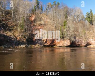 Charmant paysage printanier avec falaises de grès sur la rive de la rivière, eau de rivière fluide et claire, falaises de Kuku, rivière Gauja, Lettonie Banque D'Images