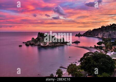 Photo incroyable du ciel du coucher du soleil sur la magnifique réserve naturelle Isola Bella à Mazzaro, Taormine, Province de Messina, Sicile Banque D'Images