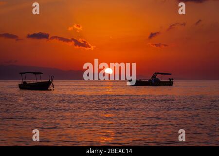Vue imprenable sur le lever du soleil au bord de la meilleure plage de Taormine - Mazzaro, près de la réserve naturelle d'Isolabella, Sicile Banque D'Images