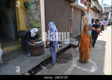 Prayagraj, Uttar Pradesh, Inde. 16 avril 2020. Prayagraj: Les gens maintiennent la distance sociale pendant dans une file d'attente pour prendre la ration libre à un gouvernement prenant un verrouillage national imposé comme mesure préventive contre la propagation du Coronavirus COVID-19 à Allahabad crédit: Prabhat Kumar Verma/ZUMA Wire/Alay Live News Banque D'Images