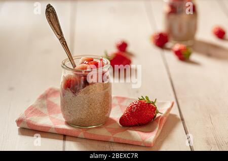 Pudding avec des chia et des fraises sur le fond rustique en bois Banque D'Images