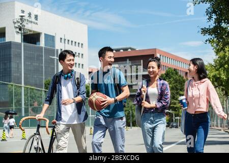 Le bonheur des étudiants de l'université marchant sur le campus Banque D'Images