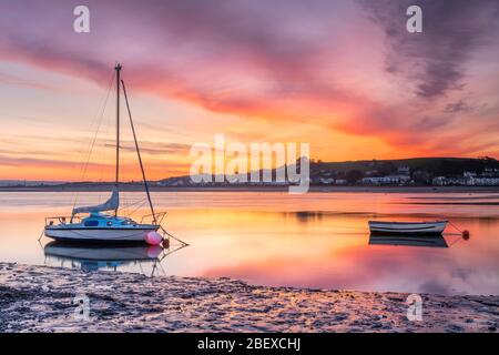 Appledore, North Devon, Angleterre. Jeudi 16 avril 2020. Météo britannique. Un ciel coloré et une marée basse sur l'estuaire de la rivière Torridge à l'aube font pour un début serein à la journée à Appledore dans le nord Devon. Crédit: Terry Mathews/Alay Live News Banque D'Images