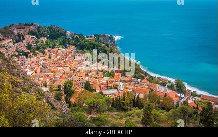 Vue panoramique incroyable sur la ville historique de Taormine sur la côte méditerranéenne, dans la province de Messine, Sicile Banque D'Images