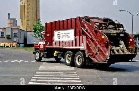 Septembre 1996 - Déchets solides municipaux - camion tirant dans des installations de gestion des déchets Banque D'Images